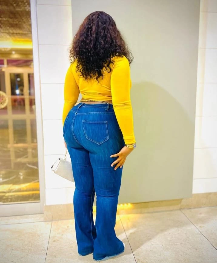 Ice baby – Kenyan adult performer in Noida — 3 / 4
