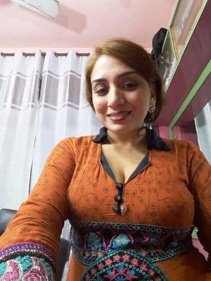 Ayesha Khan – Pakistani escort in New Delhi — 5 / 6