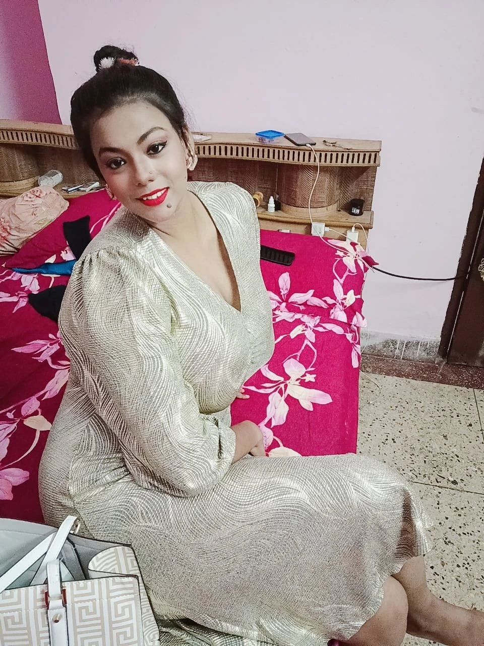 Simi 40"big boobs meet and video call – Indian escort in Kolkata — 9 / 12