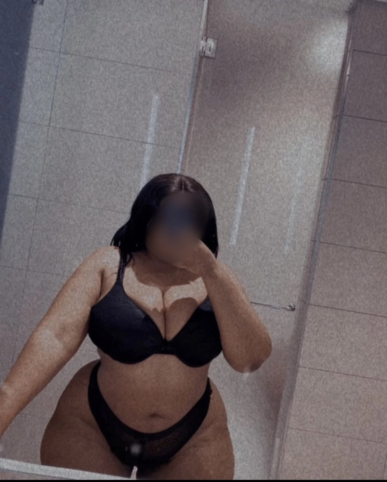 Curvy – South African escort in Mumbai — 2 / 4