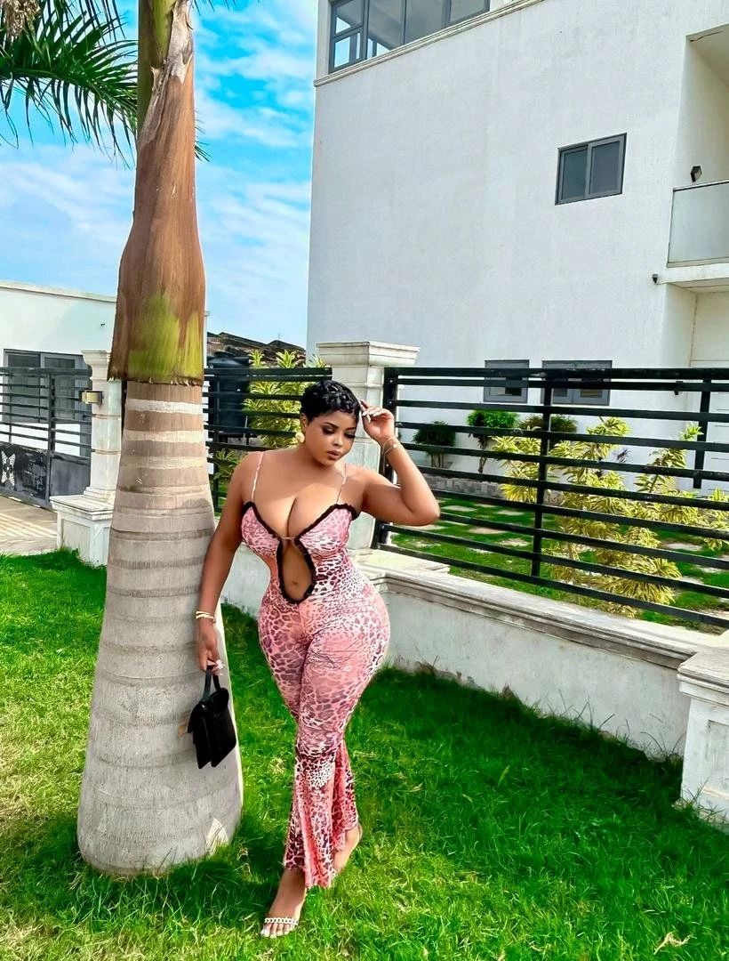 Jennie – Liberian escort in Abidjan — 2 / 4