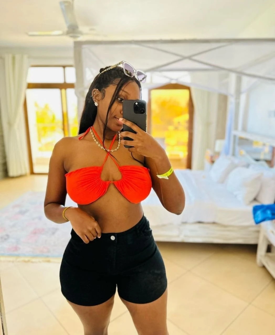 Stacy – South African escort in New Delhi — 2 / 5
