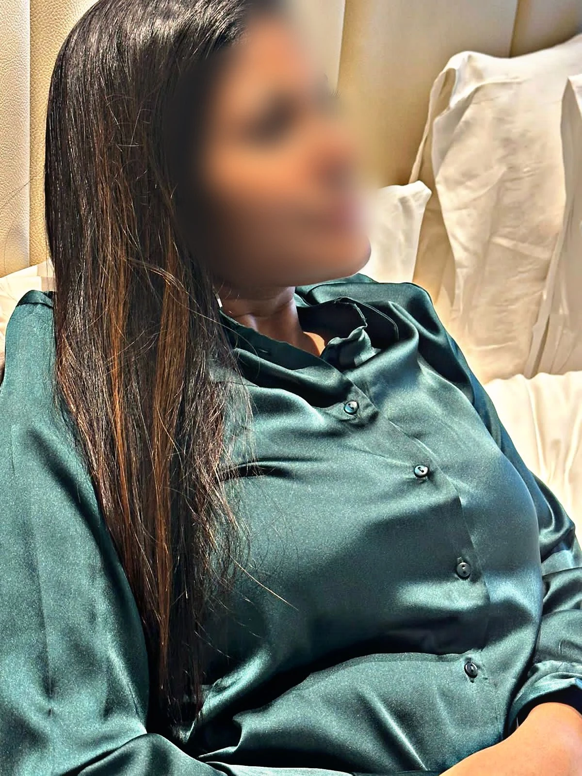 Queen Zoya Real Meet & Camshow – Indian escort in Mumbai — 7 / 10
