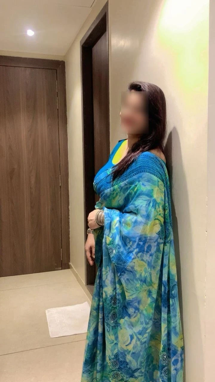 South Indian Housewife Cam Show – Indian escort in Mumbai — 5 / 7