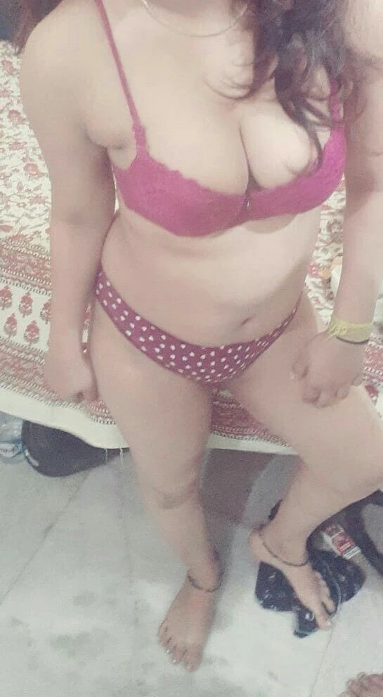 Priya – Indian escort in Mumbai — 1 / 2