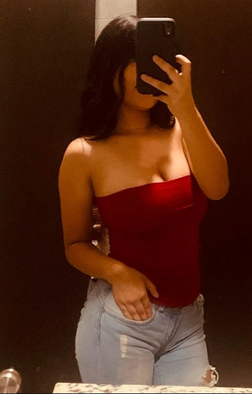 Sanjana – Indian escort in Hyderabad — 2 / 4