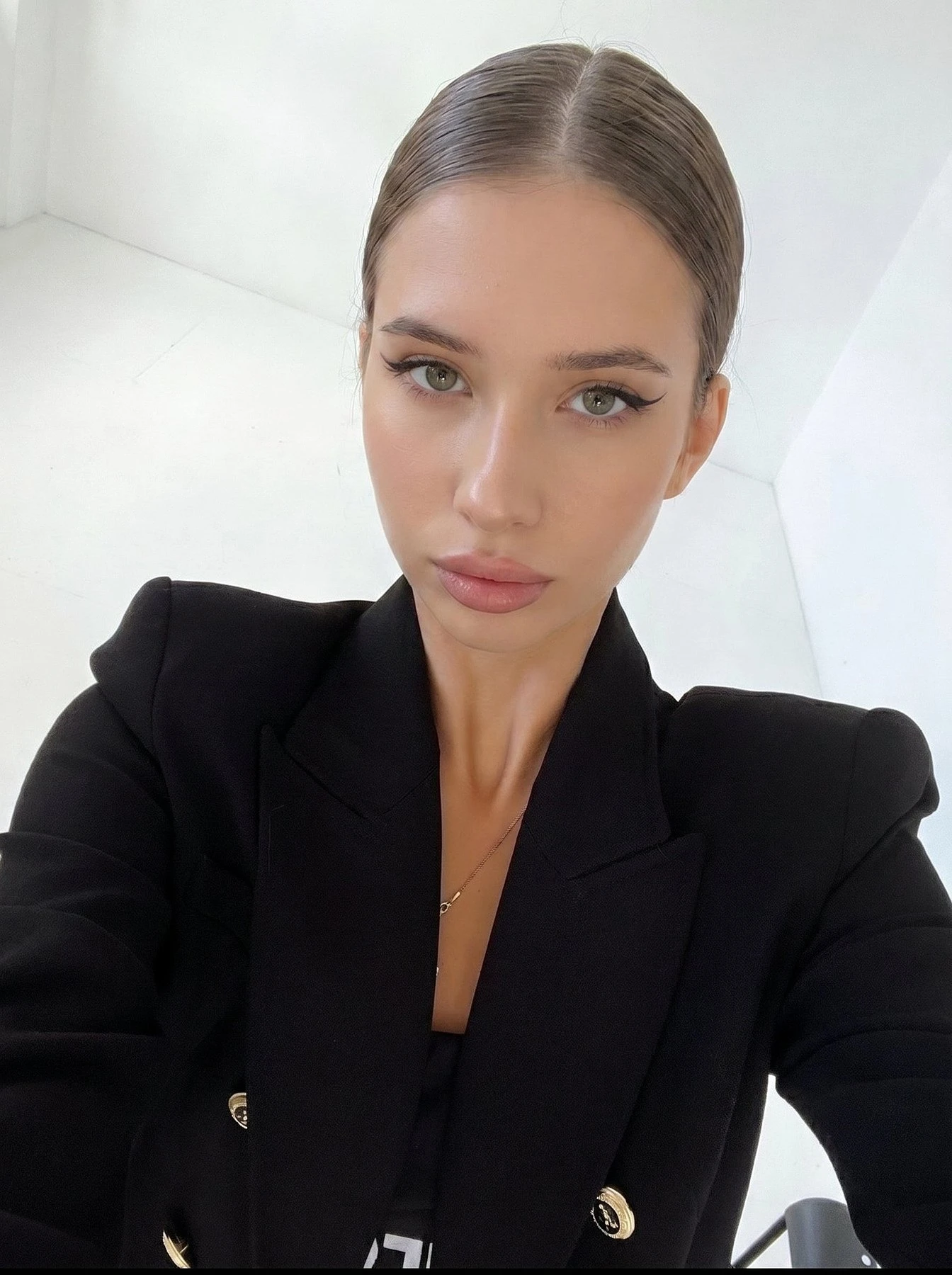 Caroline Greedy Gulp – Ukrainian escort in Hong Kong — 2 / 6