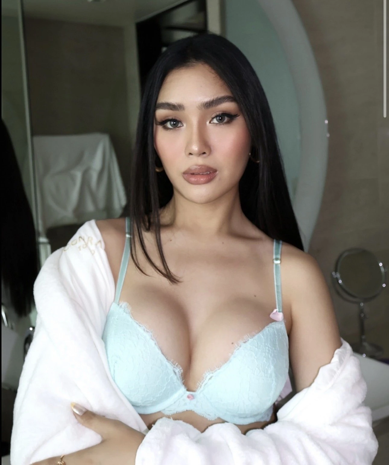 Chandria – Filipino escort in Mauritius — 1 / 8