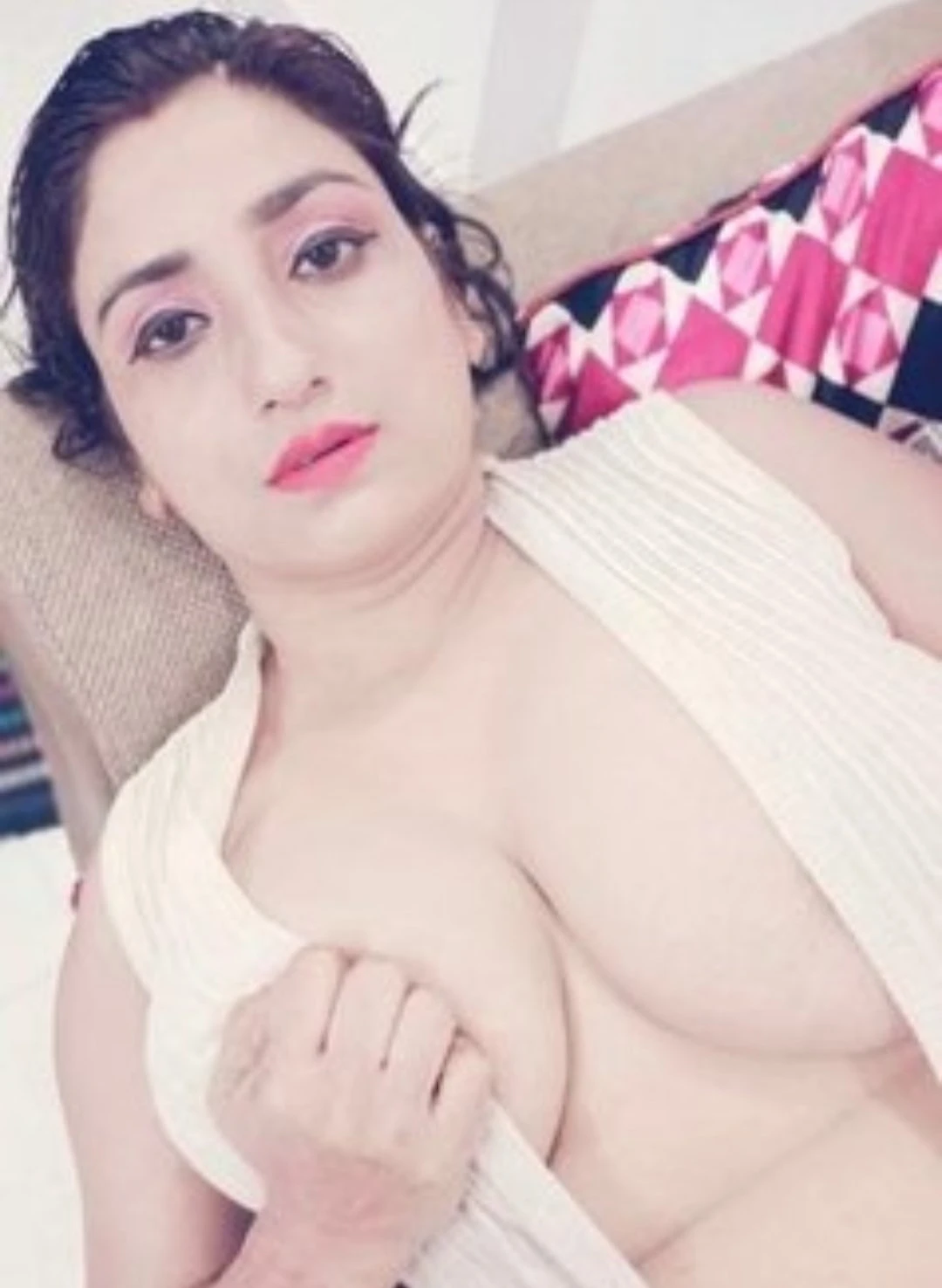 Mona – Indian escort in New Delhi — 2 / 4