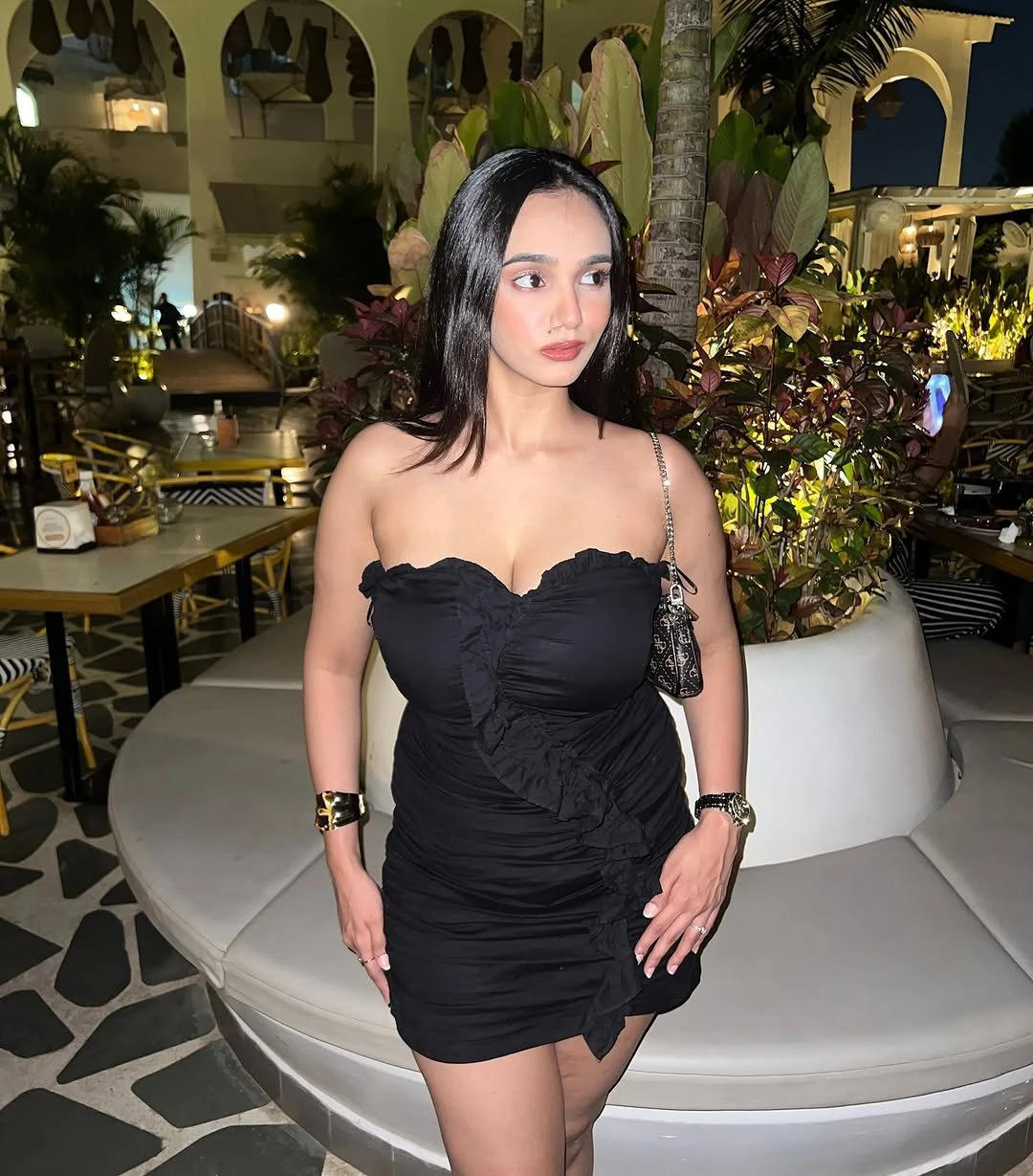 Aditi Gupta – Indian escort in Jammu — 2 / 3