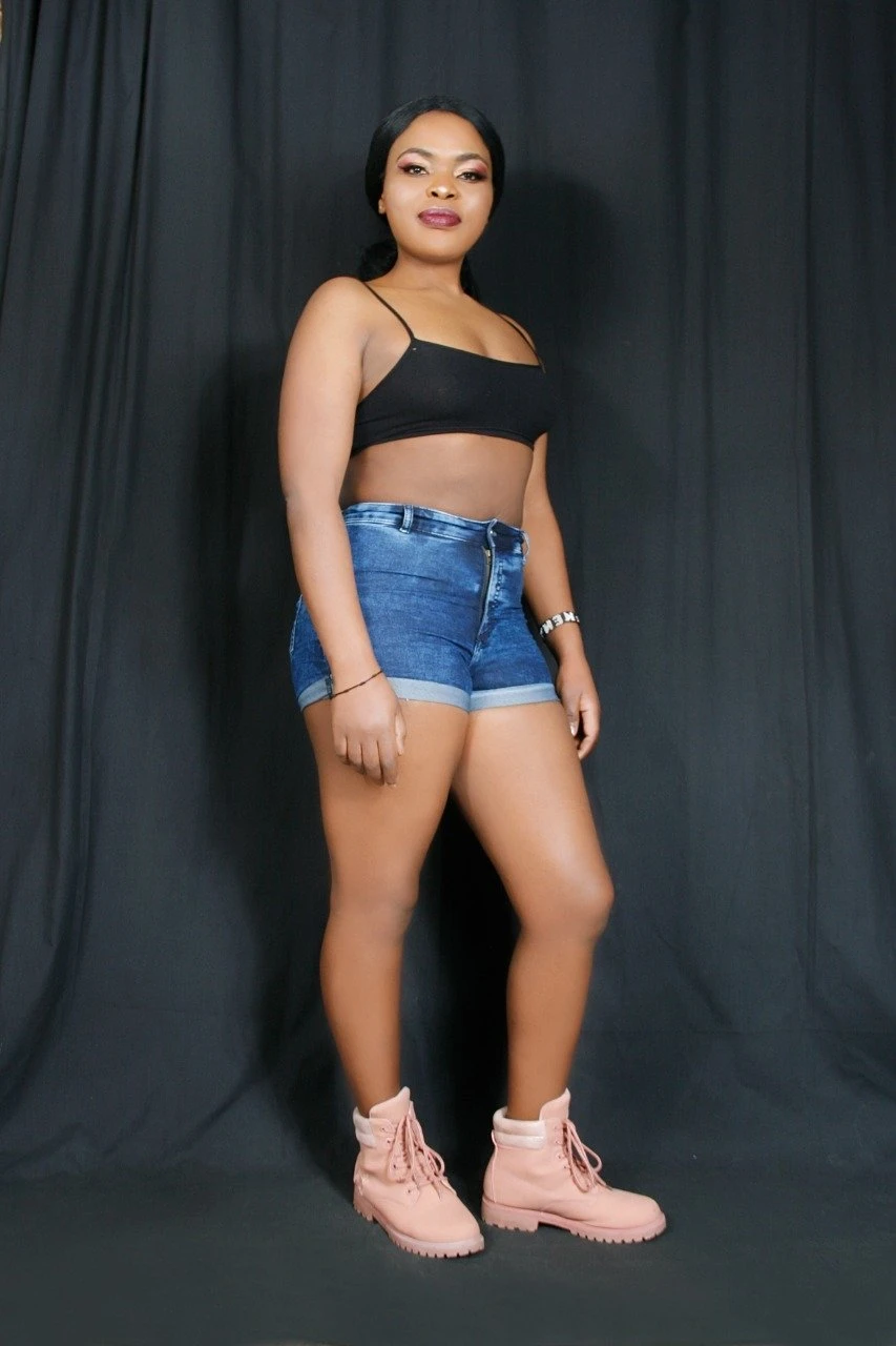 Angela – Rwandan adult performer in Beirut — 4 / 5