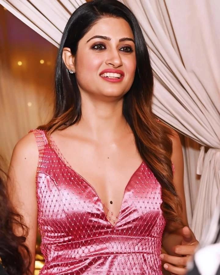 Independent High Profile Meet and Enjoy – Indian escort in Hyderabad — 3 / 6