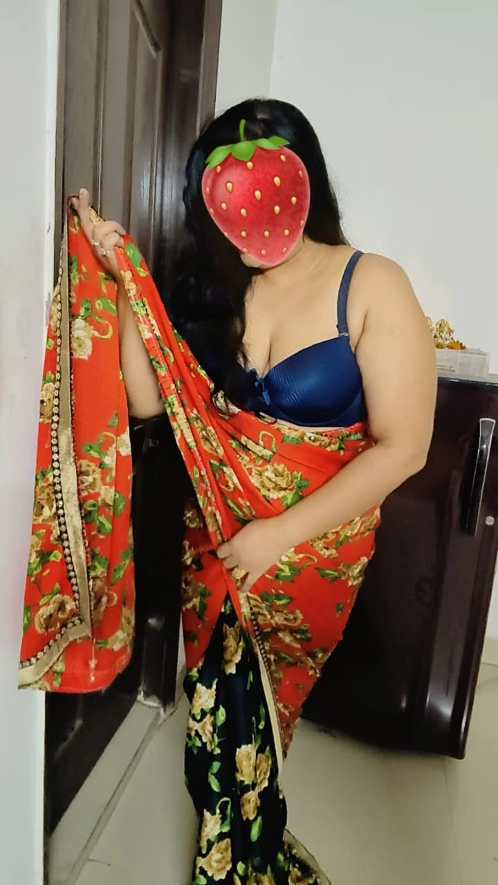 ️Janvi Singh Housewife Cam & Real Meet – Indian escort in New Delhi — 3 / 5
