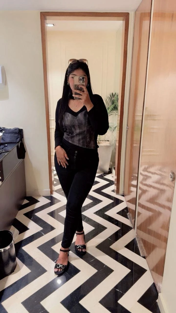 Mayra Cam Show & Real Meet – Indian escort in Pune — 2 / 6