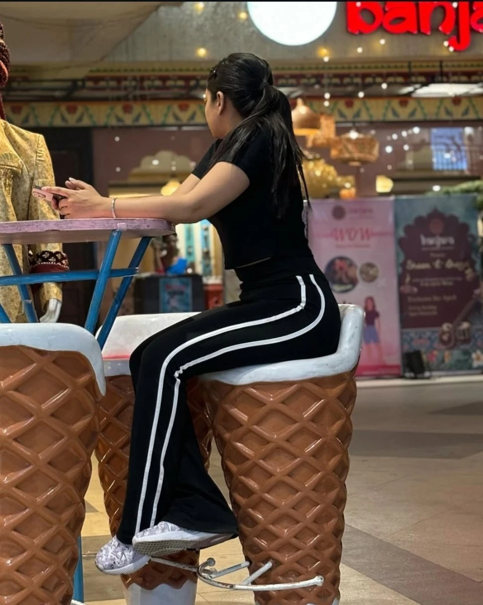 Lizzzz – Nepalese escort in Kathmandu — 3 / 5