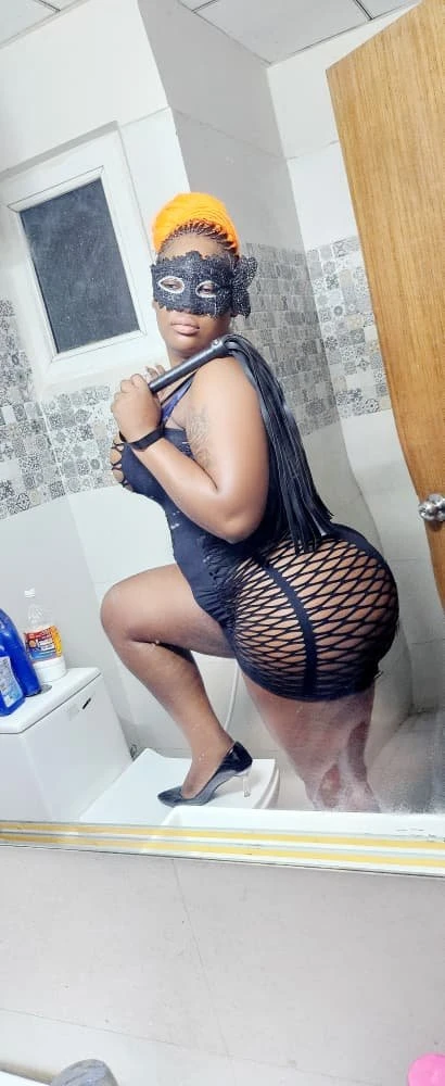 Nasty Queen – Cameroonian dominatrix in Noida — 6 / 8