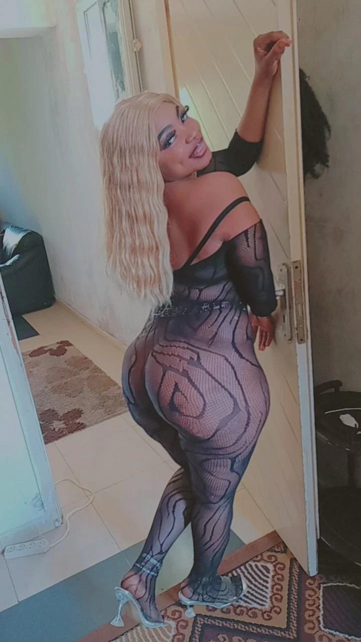 Hanann – Central African adult performer in Beirut — 3 / 4