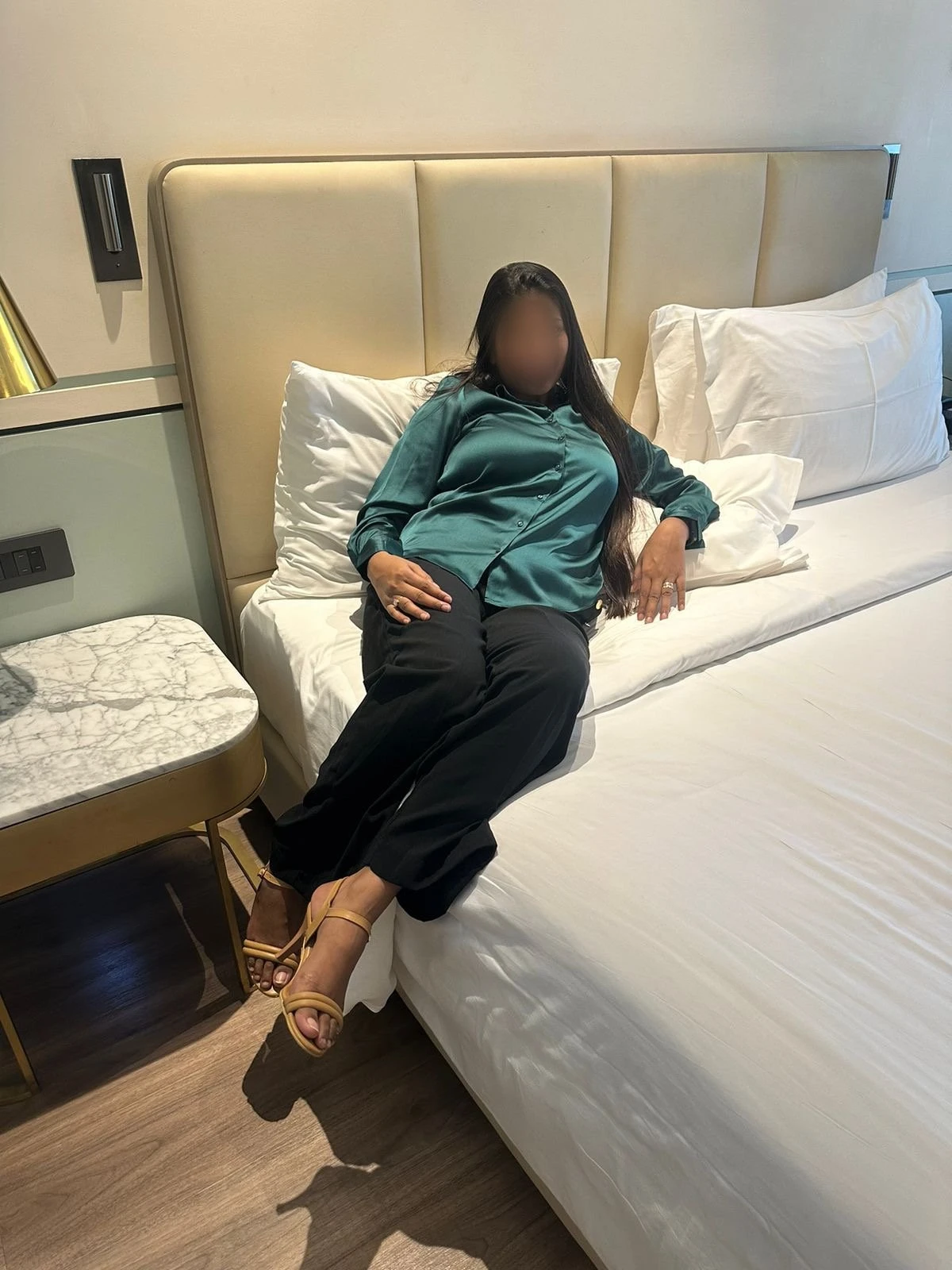 Queen Zoya Real Meet & Camshow – Indian escort in Mumbai — 8 / 10