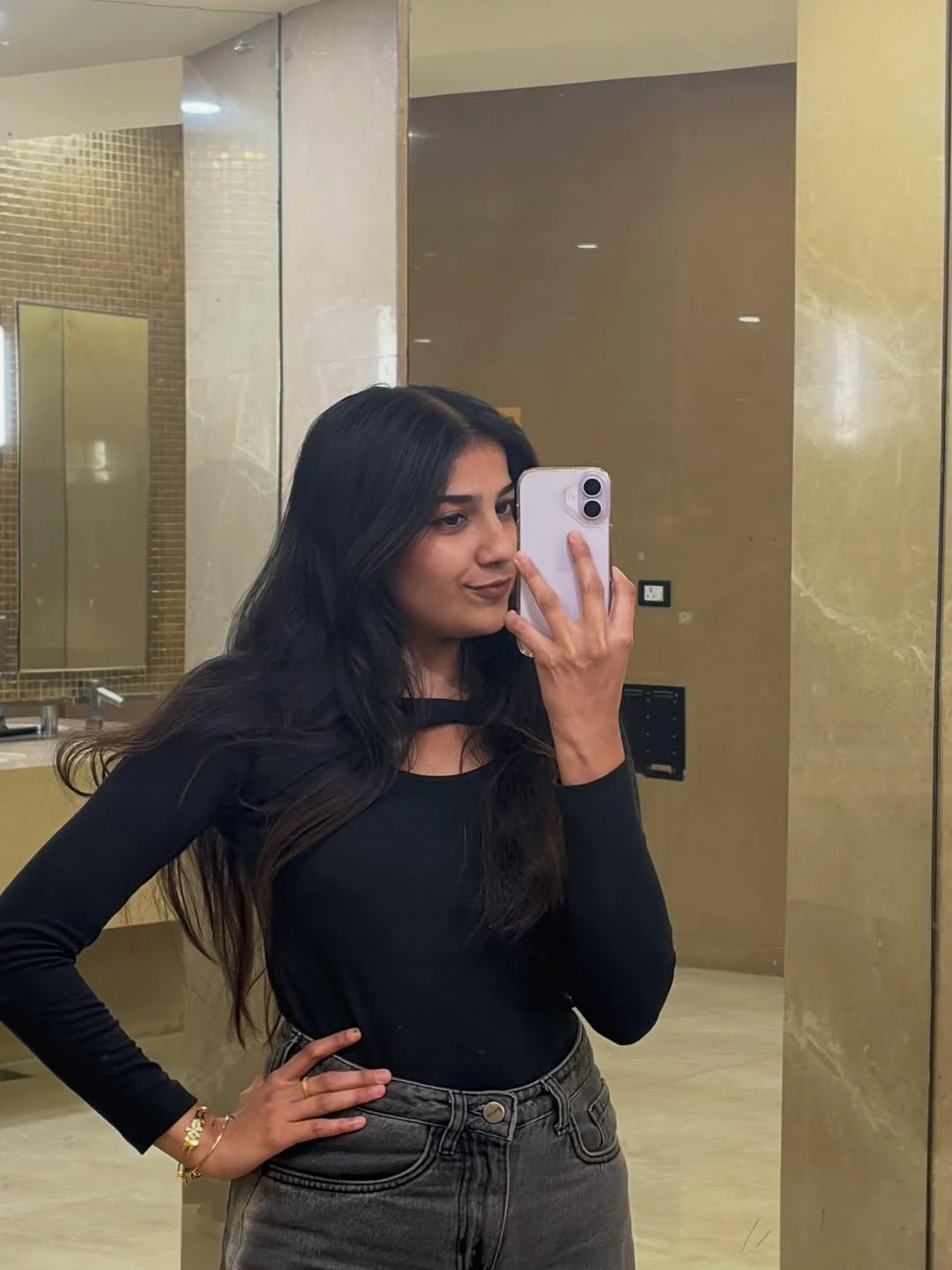 Aalya – Indian escort in Visakhapatnam — 4 / 5