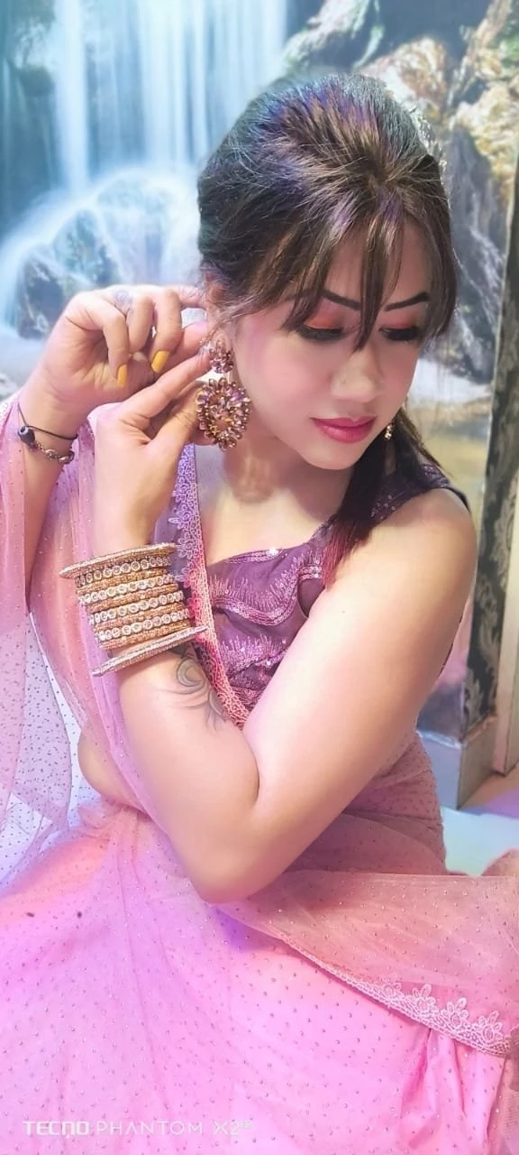 Saloni video service and real meet – Indian escort in Kolkata — 2 / 19