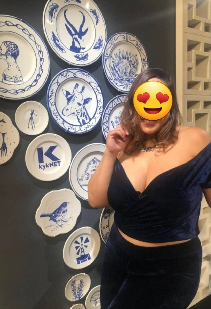 Sherlin Khan Busty Model – Indian adult performer in Pune — 2 / 11