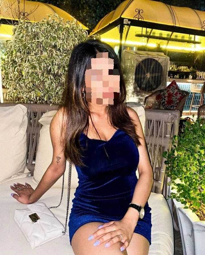 Cam or Real Meet – Indian escort in Mumbai — 3 / 5