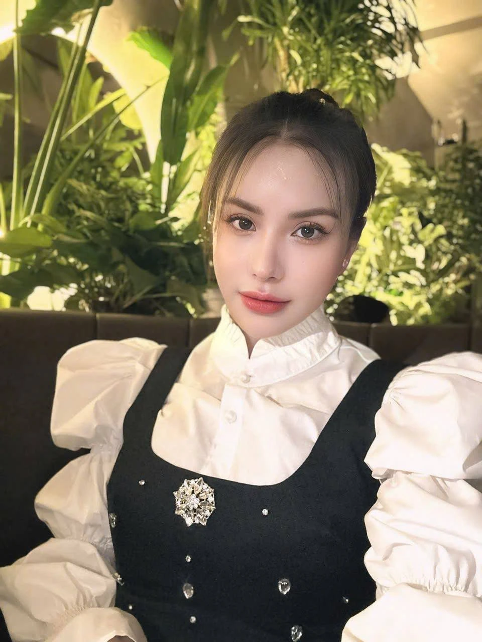 Linh Linh – Vietnamese escort in Ho Chi Minh City — 8 / 15