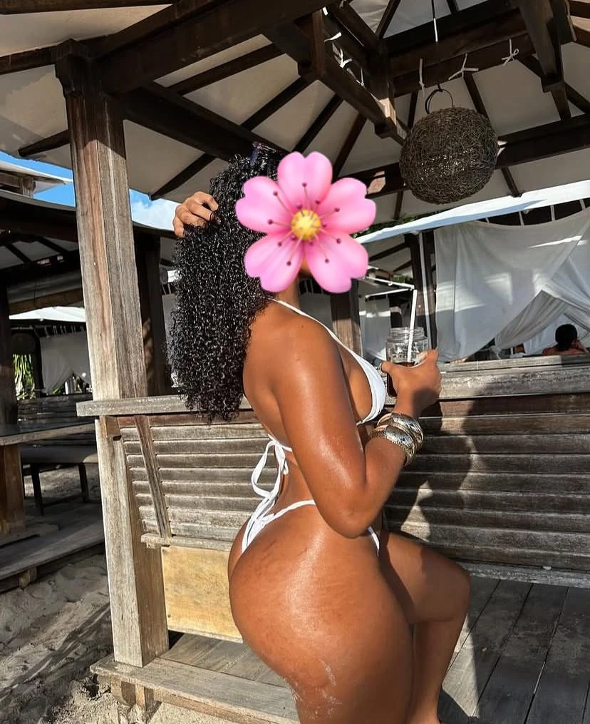 Larissa – Congolese escort in Abidjan — 2 / 5