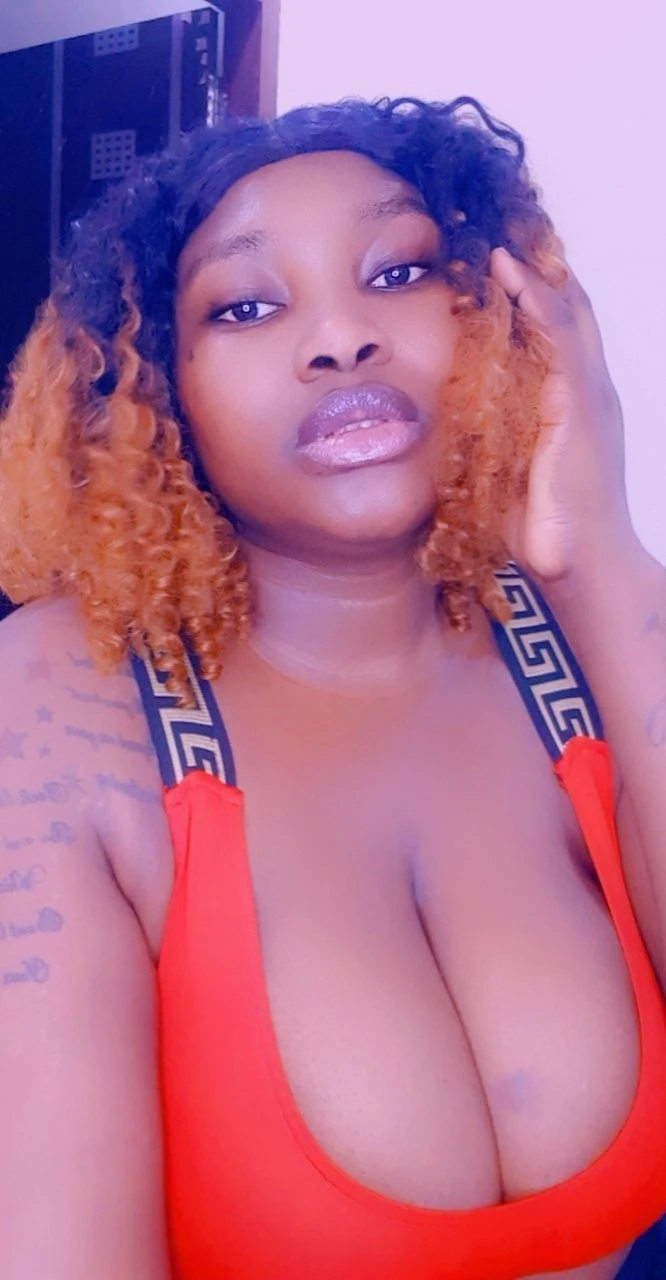 Juicy Queen – South African adult performer in New Delhi — 2 / 3
