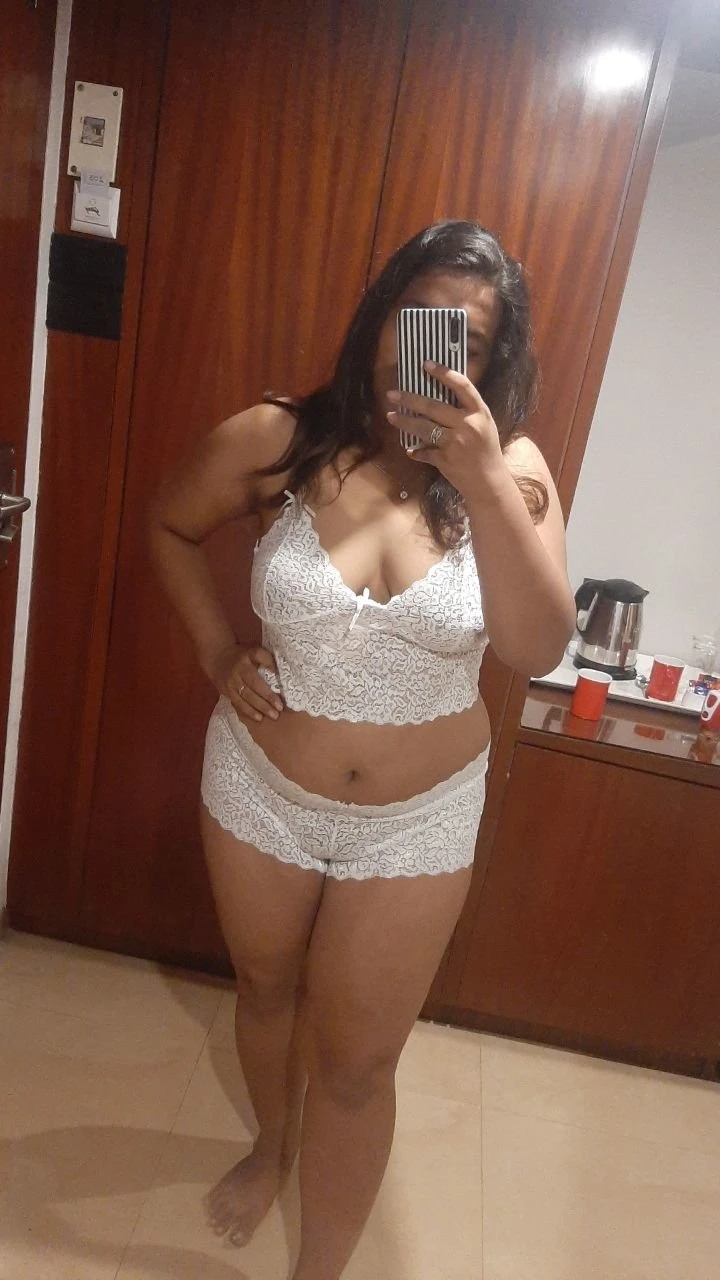 Reena – Indian escort in Mumbai — 1 / 2