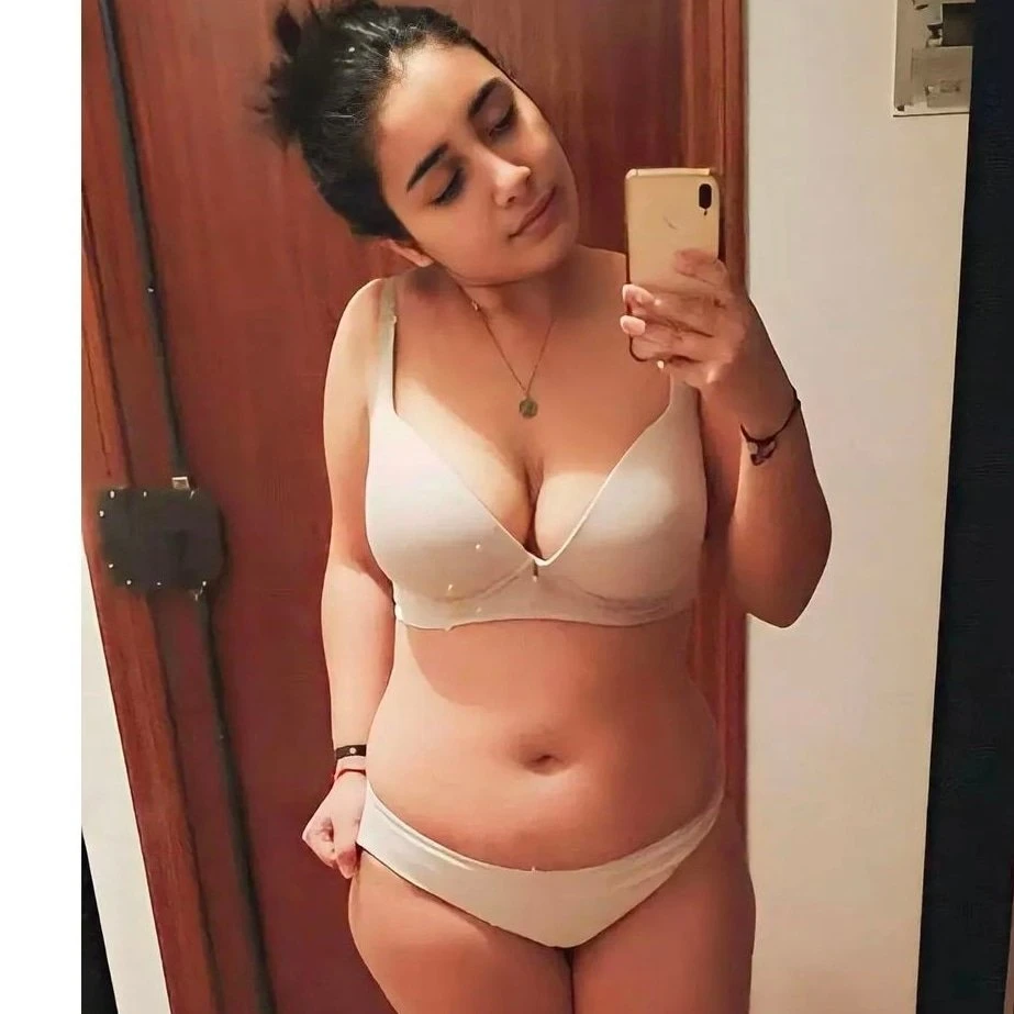 Anjali Sharma – Indian escort in Mumbai — 13 / 15