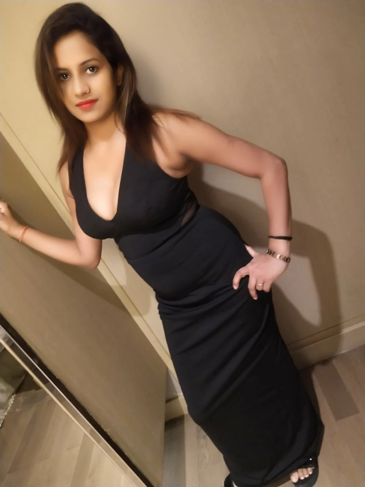 Alishka Khanna – Indian escort in New Delhi — 1 / 3