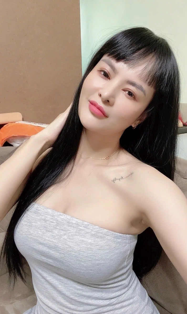 Julie – Vietnamese escort in Mumbai — 1 / 6