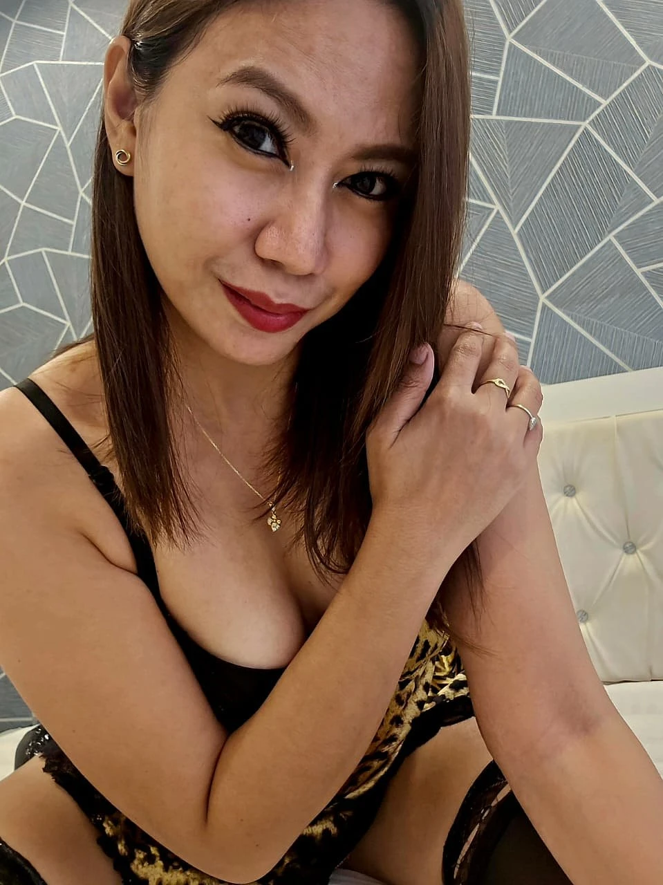 MINA- the hottest babe in town – Singaporean escort in Mumbai — 4 / 16