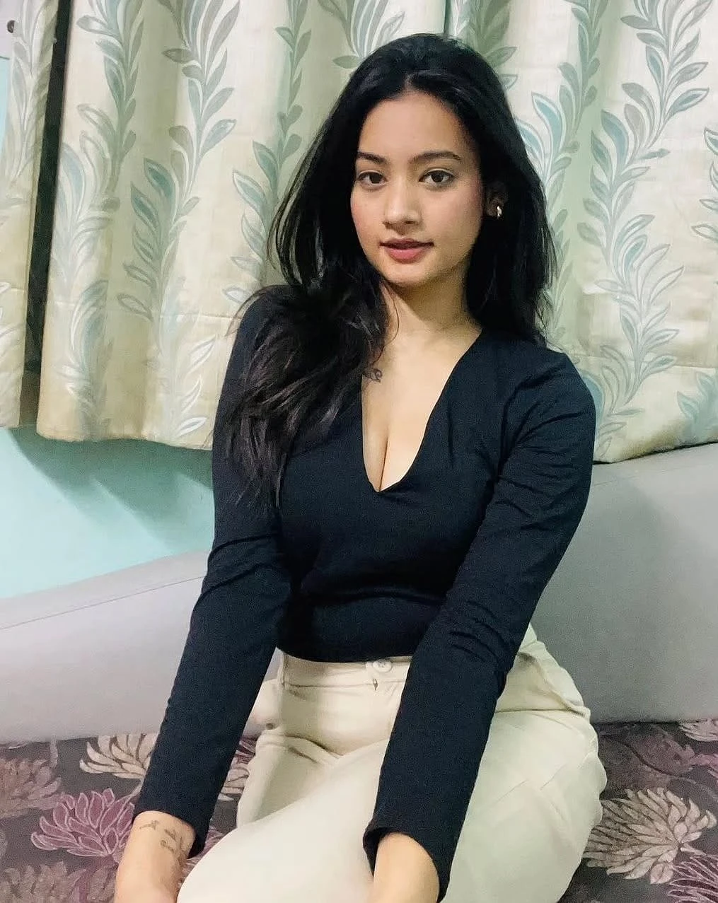 Ragini Sharma Call Girl Service – Indian escort in Noida — 3 / 5