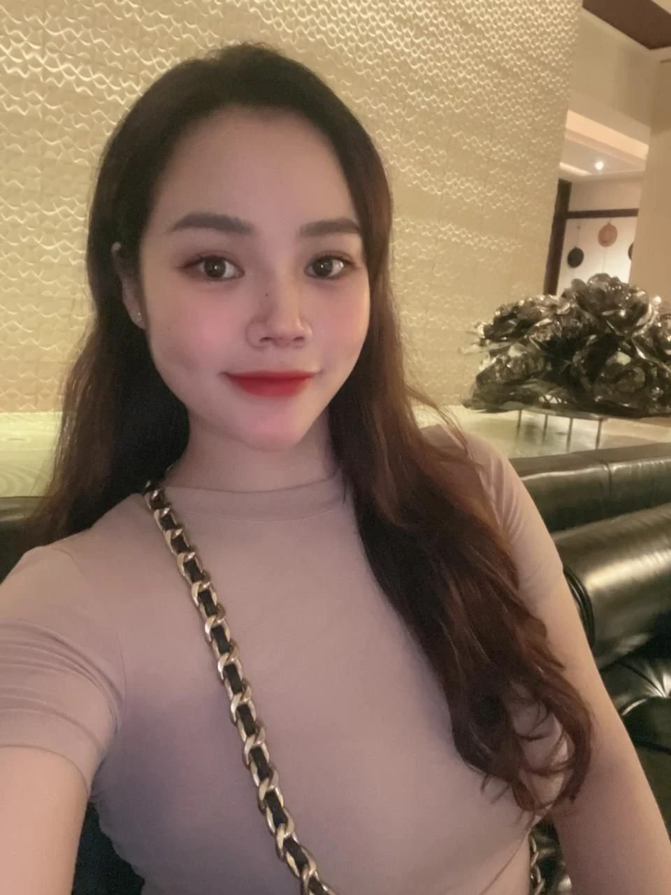 Jenifer – Vietnamese escort in Colombo — 4 / 5