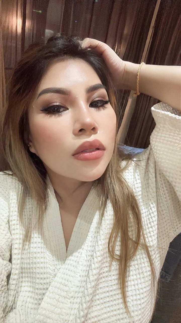Caroline – Malaysian escort in Mumbai — 2 / 9