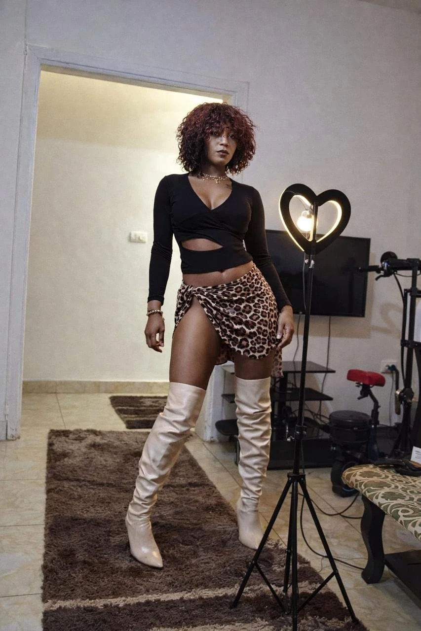Red Rose – Malagasy adult performer in Beirut — 2 / 3