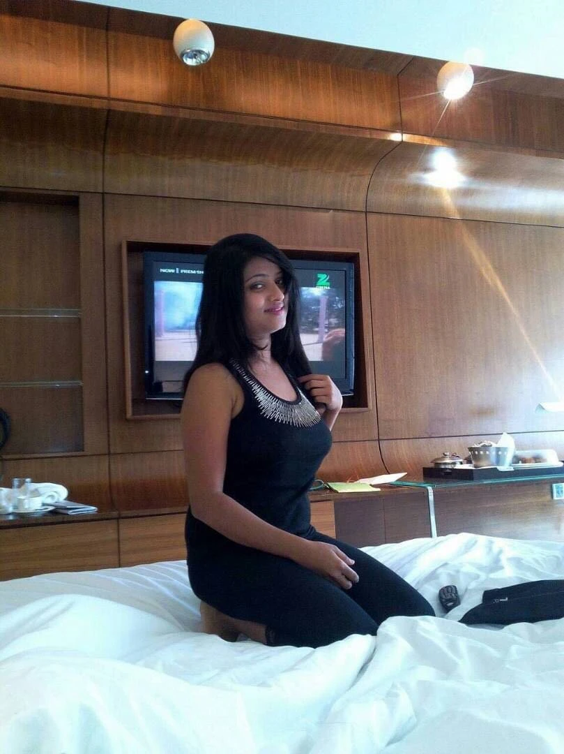 Riya Datt – Indian escort in Mumbai — 1 / 2