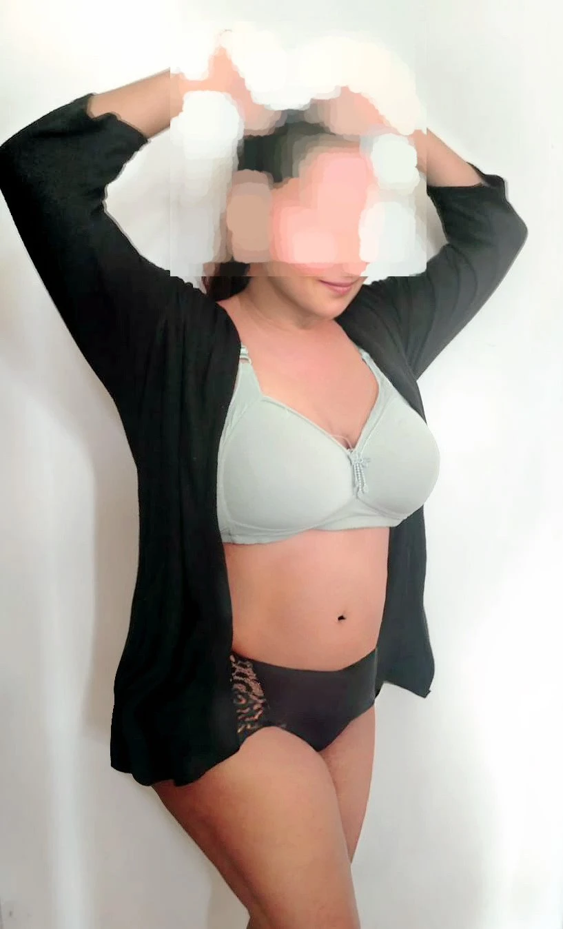 Roshana the Sloppy BJ Expert – Sri Lankan escort in Colombo — 2 / 7