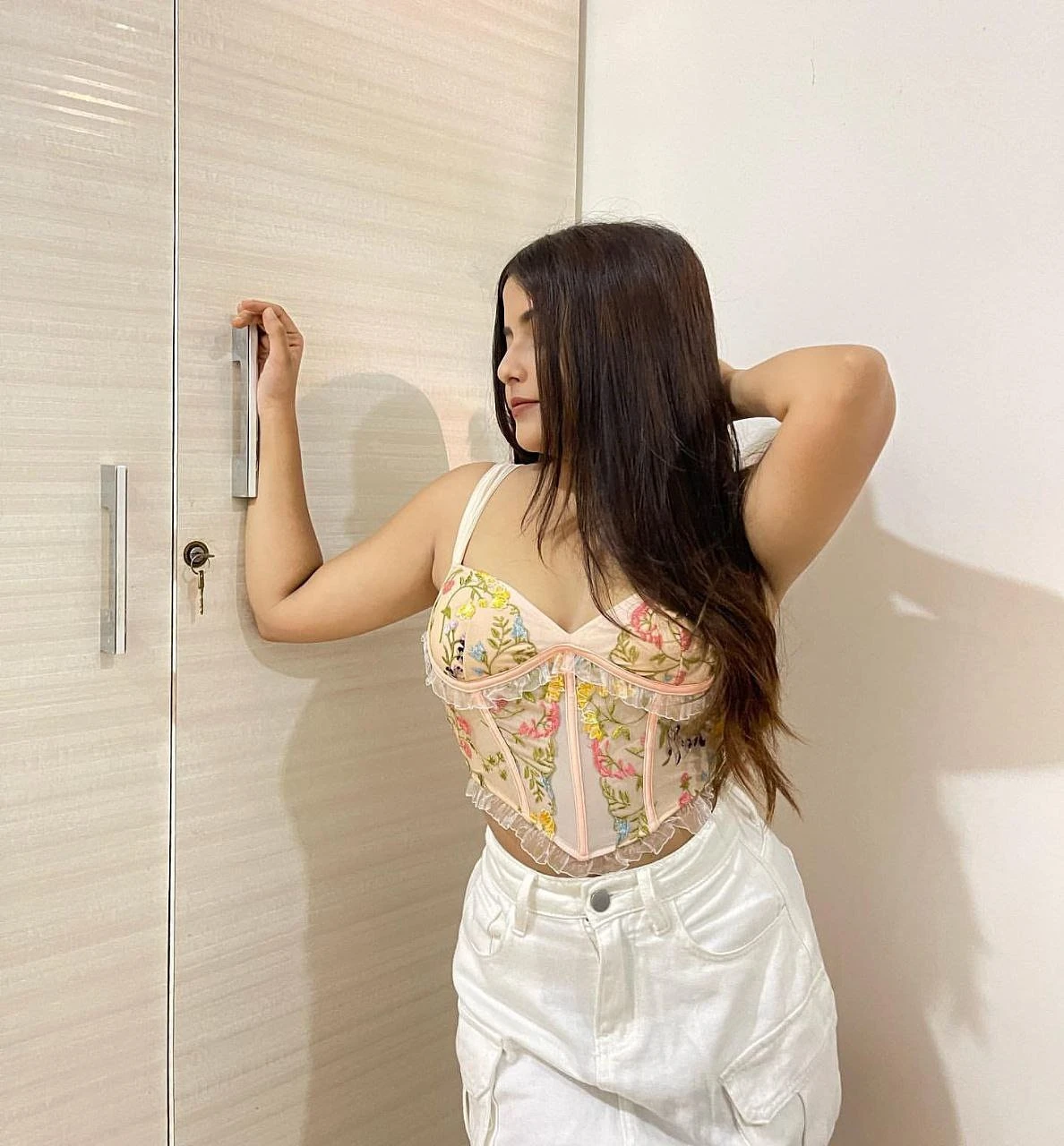 Anvi – Indian escort in Kolkata — 4 / 5