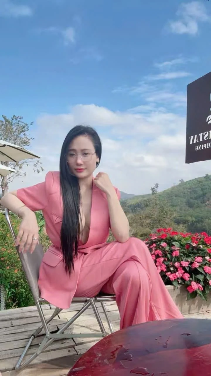 Cherry Le – Vietnamese escort in Hanoi — 2 / 7