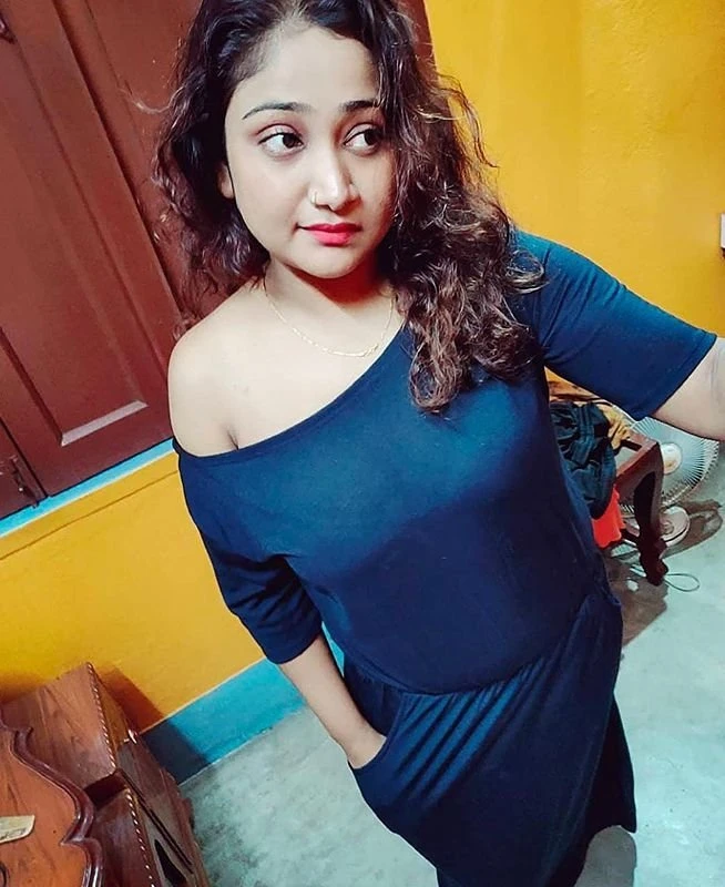 Aruhi Singh – Indian escort in Mumbai — 2 / 3