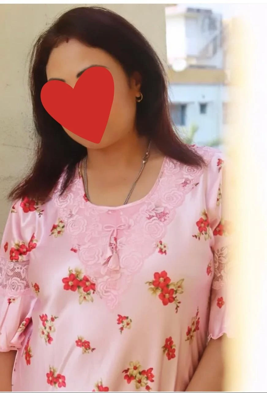 Tanushree Bhabhi real fun cam – Indian escort in New Delhi — 5 / 9