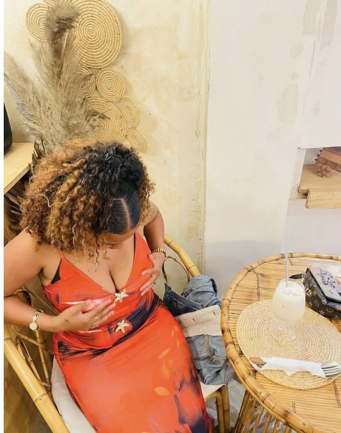 Red – escort in Lomé — 2 / 4