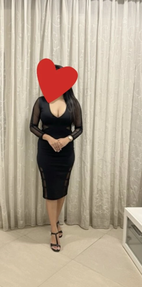 Kiara Sharma – Indian escort in Mumbai — 1 / 2