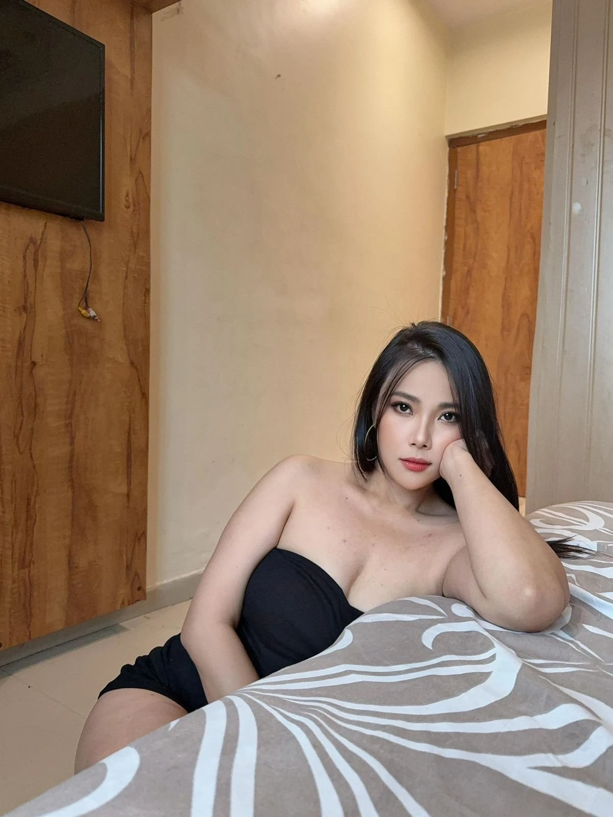 Selena Noir – South Korean escort in Mumbai — 4 / 9