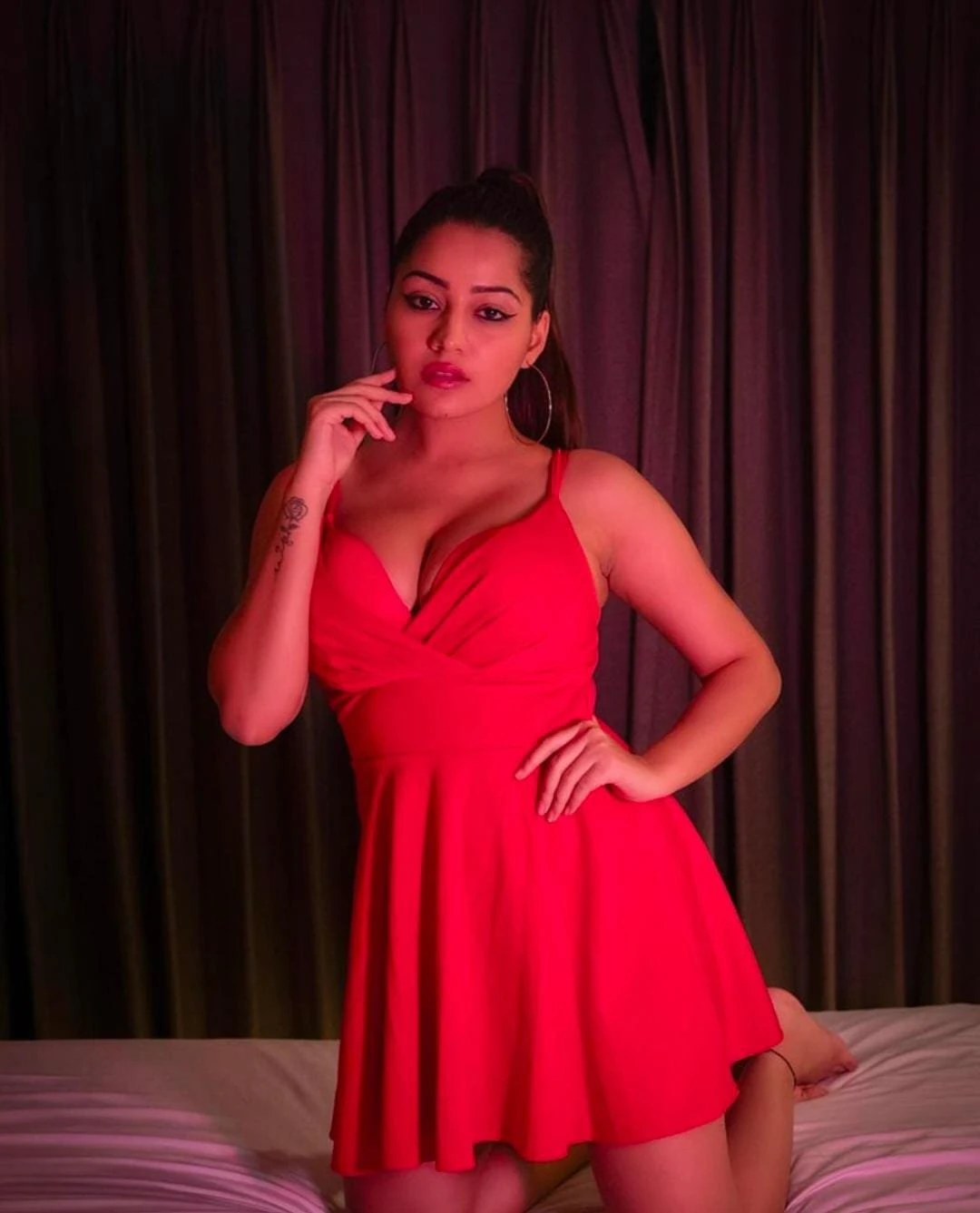 Hand Cash Payment – Indian escort agency in Hyderabad — 2 / 6