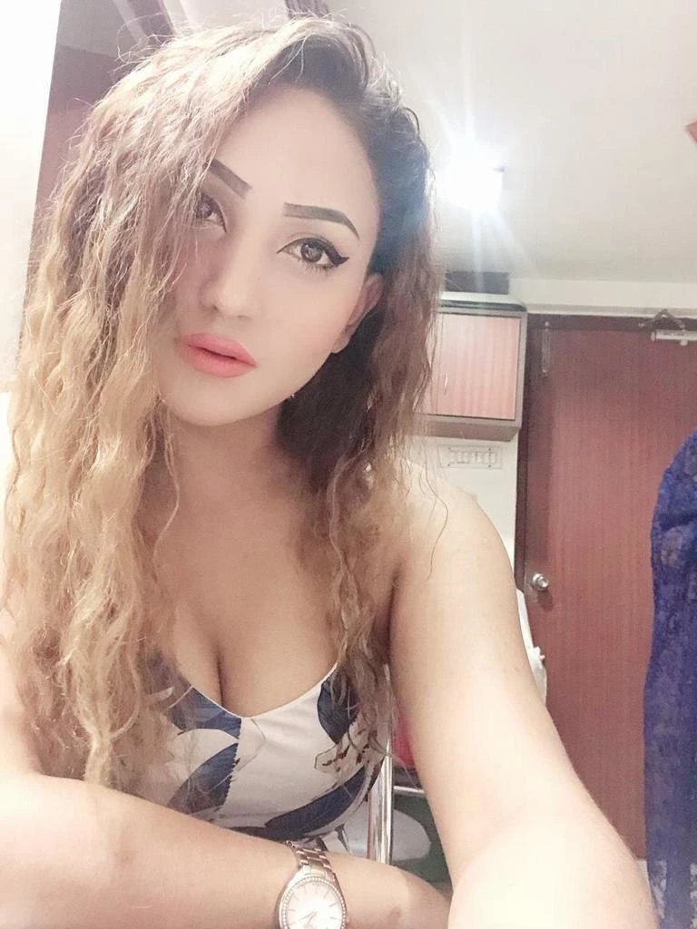 Tina Sharma – Indian escort in Mumbai — 2 / 5