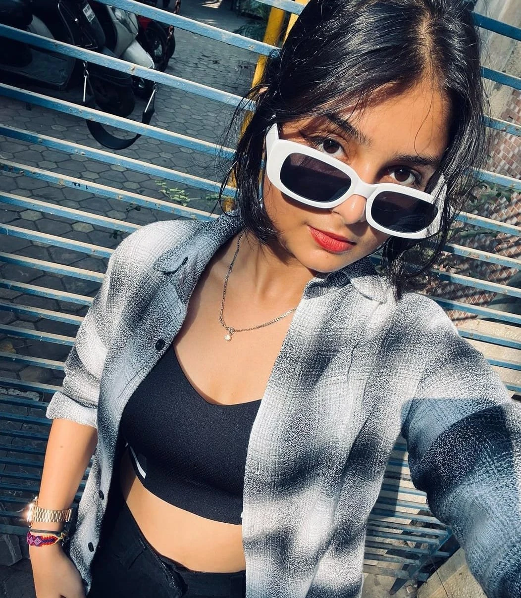 Ayushi Sharma – Indian escort in Mumbai — 3 / 6